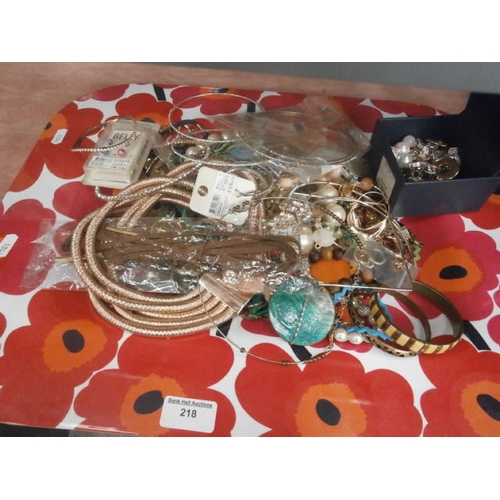 218 - Collection of assorted jewellery