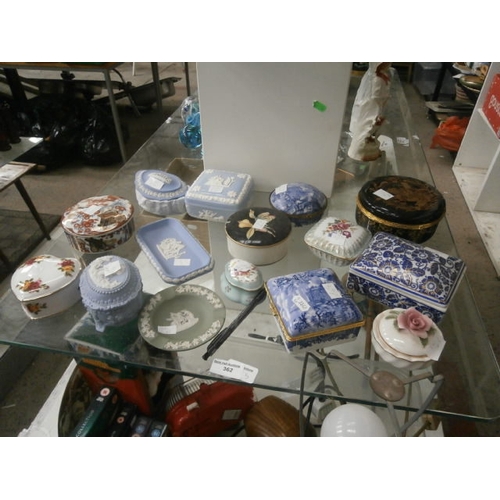 362 - Lot inc Wedgwood pottery, porcelain pill boxes, etc