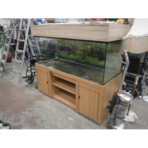 223 - Very large glass tank with base and lid. Complete size W 62