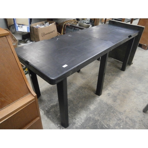 712 - A large folding plastic pasting/work table