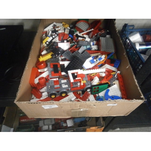 68 - Box of assorted Lego pieces