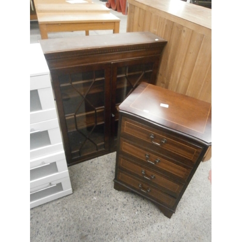 641 - A small vintage mahogany 4 drawer chest & small bookcase