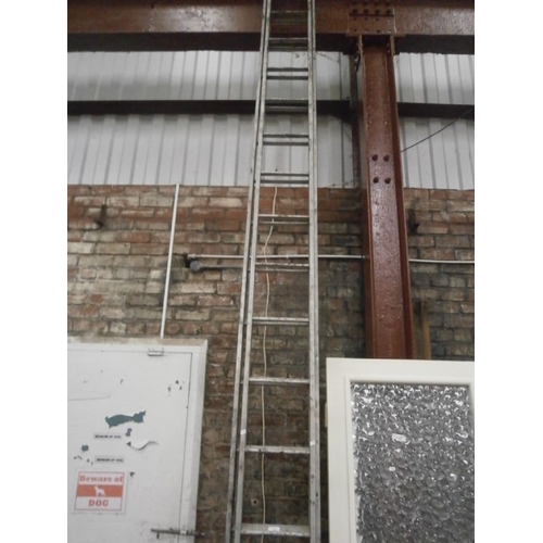 662 - A set of extending aluminium ladders