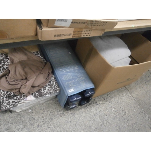 250 - Lot inc home furnishings and travel cot