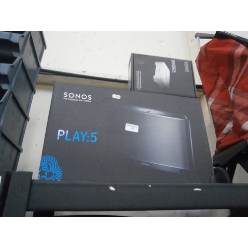 87 - Lot inc Sonos play 5 wireless Hi-Fi system and Sonos Bridge. Powers up.