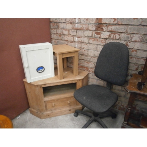 607 - 3 x items including a small pine corner TV stand