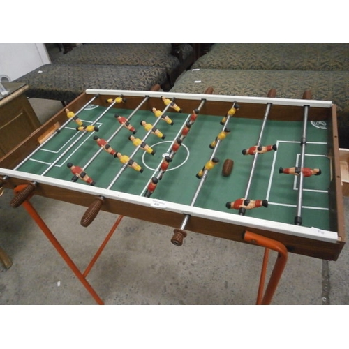 620 - A small football table on stand - af handle