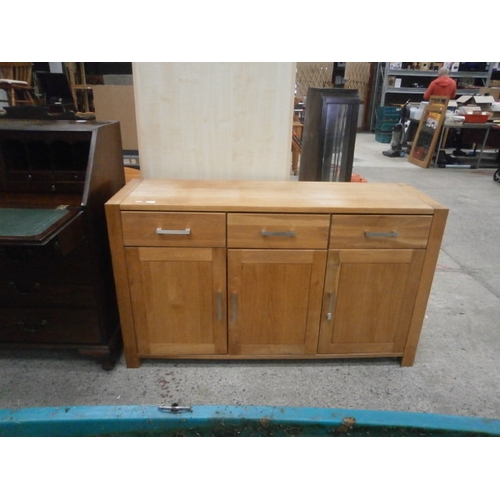 629 - A modern light oak 3 drawer sideboard