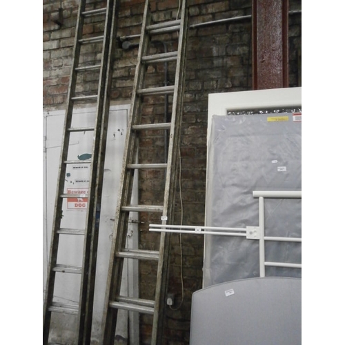 640 - A set of extending aluminium ladders