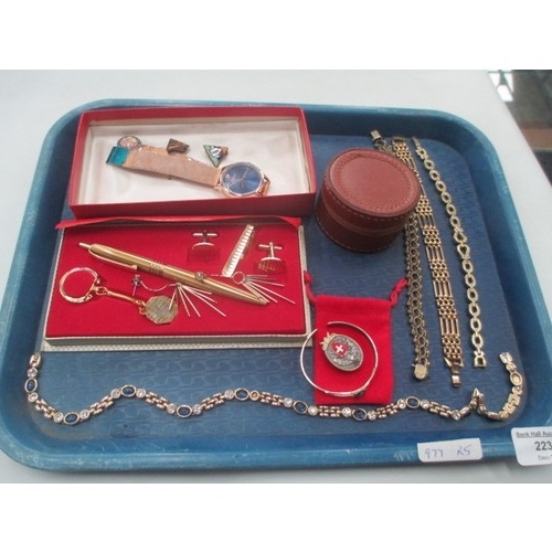 222 - Tray of gold coloured jewellery