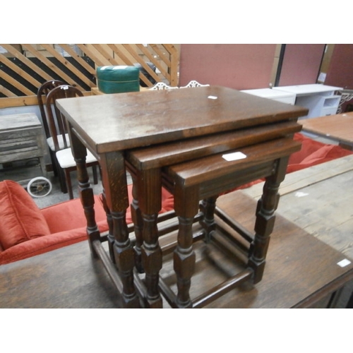 616 - A nest of 3 x vintage occasional tables