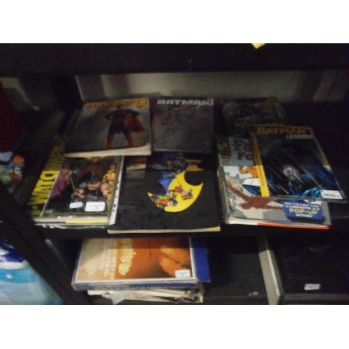 81 - Collection of assorted superhero books inc Batman, Watchmen, Fantastic four, etc