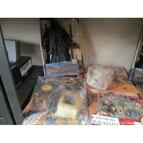 47 - Lot inc The Hobbit and Lord of the Rings merchandise