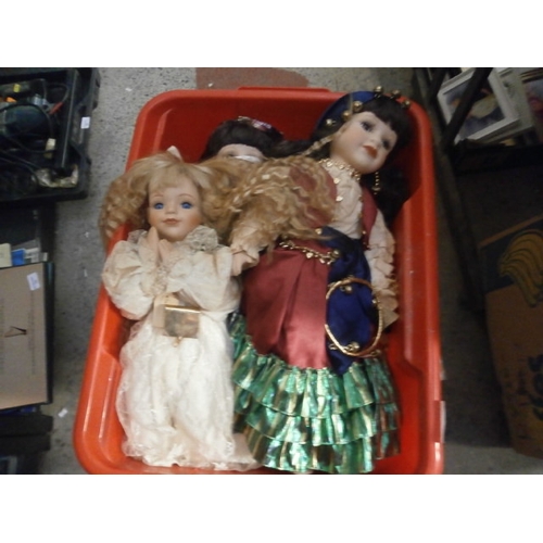 66 - Box of porcelain dolls