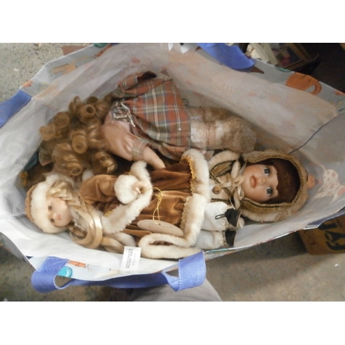 67 - Bag of assorted porcelain dolls