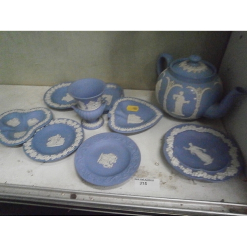 315 - Lot inc Wedgwood, Dudson, etc Blue & White pieces