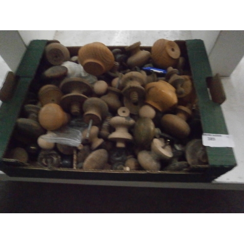 385 - Box of assorted knobs