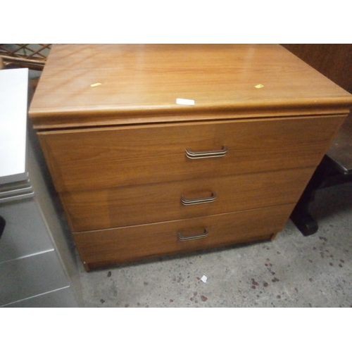 621 - A 3 drawer bedroom chest