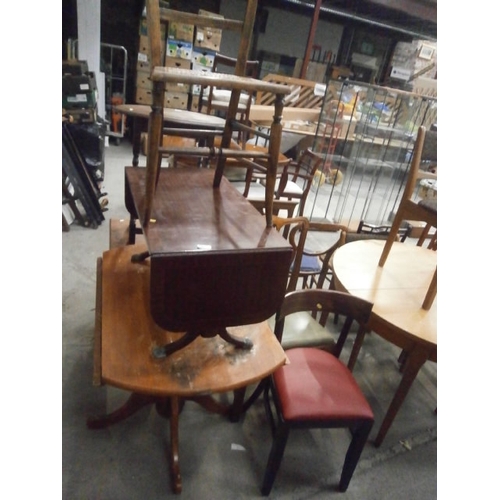 680 - 3 x vintage chairs, a small drop leaf sofa table and a drop leaf pedestal dining table with a/f top