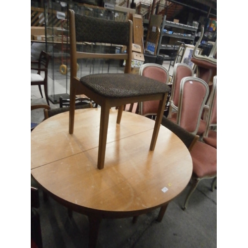 681 - A retro extending circular dining table - a/f top and 3 x chairs