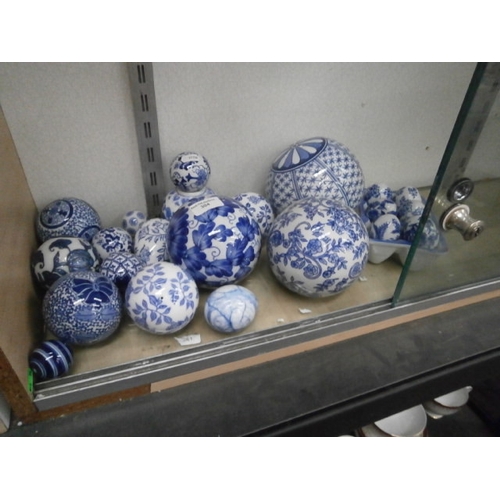 304 - Quantity of Blue & White balls with Blue & White egg set