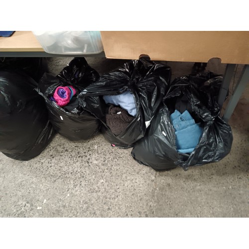 225 - 3 bags of clothing & 2 bags of quilts