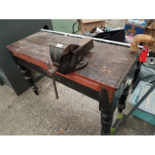 605 - A vintage work bench with fitted vice