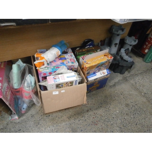 124 - Lot inc toys, games, roller blades