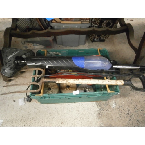 150 - Lot inc weights, steam cleaner, garden fork, hydraulic jack