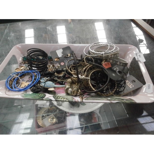 216 - Collection of assorted jewellery