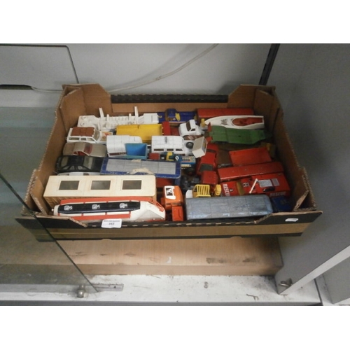 353 - Box of assorted diecast vehicles