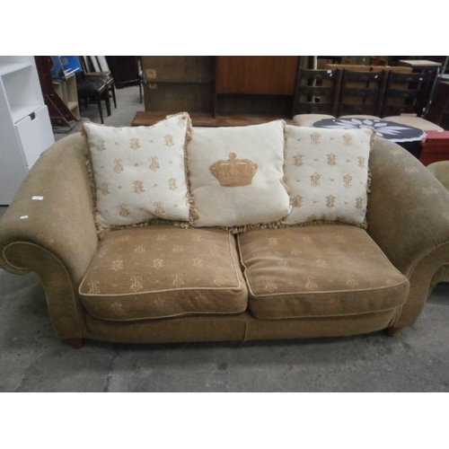 607 - An upholstered settee with cushions