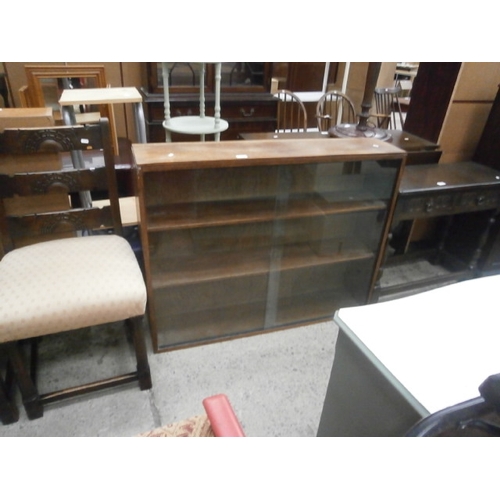 621 - A small vintage bookcase with glass sliding doors