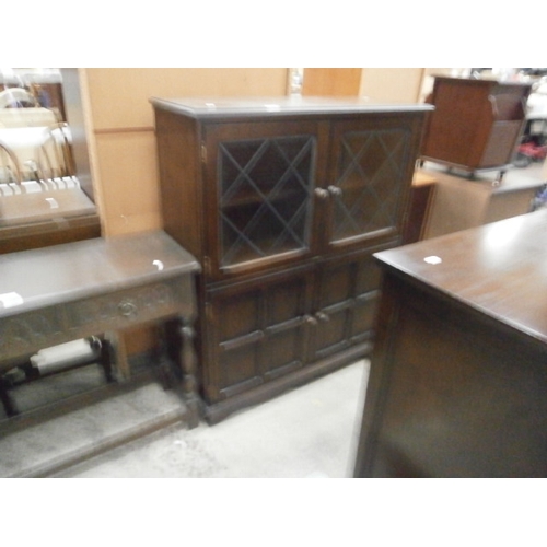 623 - A vintage 4 door cabinet with leaded glass panels