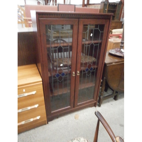 626 - A vintage style bookcase/cabinet with stained glass effect doors