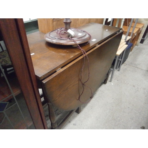 628 - A large vintage gate leg dining table