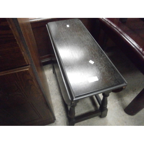 634 - A small vintage swivel top drop leaf table