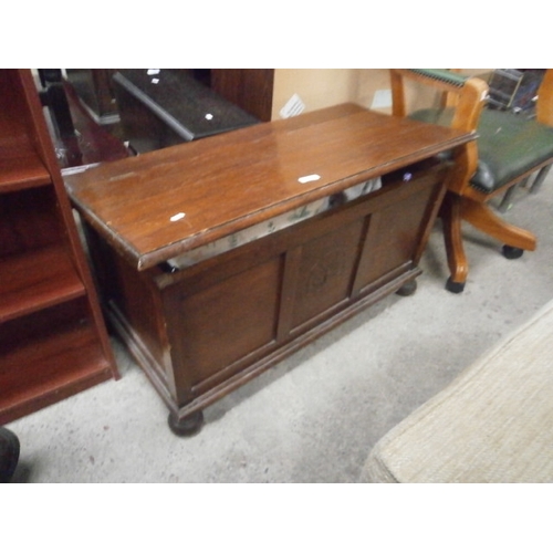 643 - A vintage wooden lift top bedding box with contents