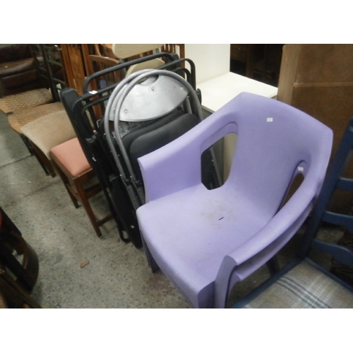 664 - 8 x items including folding garden chairs and 2 x plastic stacking chairs