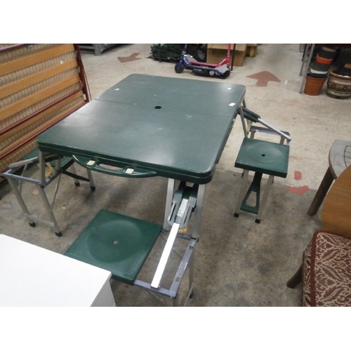 681 - A folding 4 seater picnic/garden table