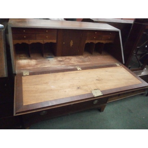 602 - A large antique 4 drawer fitted bureau