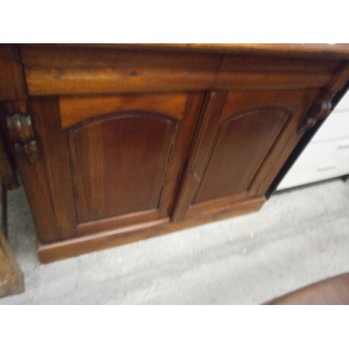 620 - A vintage credenza style 2 door sideboard with ornately carved upstand