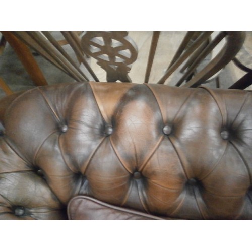 659 - A large vintage buttoned leather Chesterfield 3 seater settee with cushions - small hole to one arm ... 