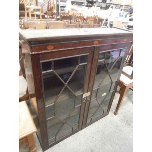 661 - A vintage glazed 2 door bookcase