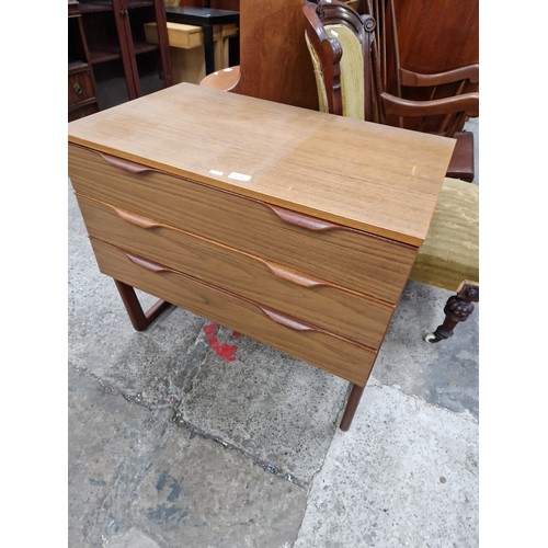 628 - A retro 3 drawer chest