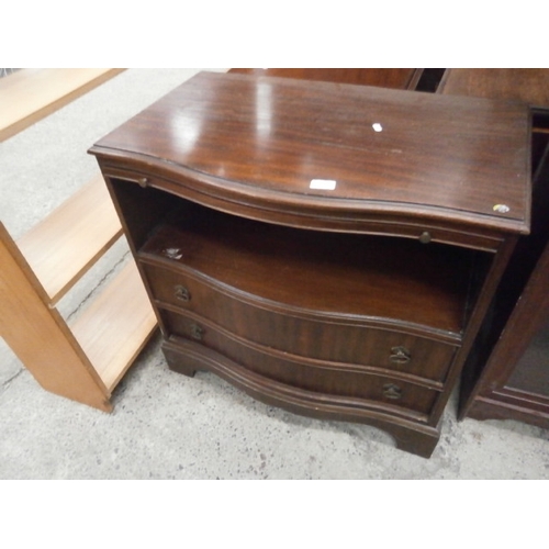 642 - A vintage mahogany serpentine fronted 2 drawer chest with pull-out shelf