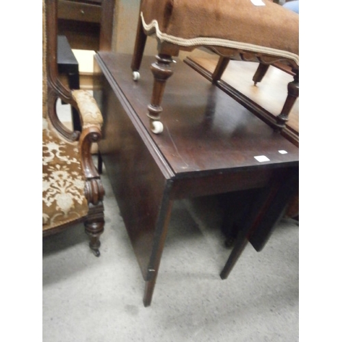 648 - A large vintage drop leaf dining table
