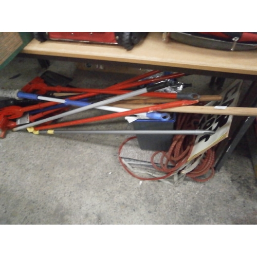 185 - Lot inc snow shovels, mop and buckets, rope, etc