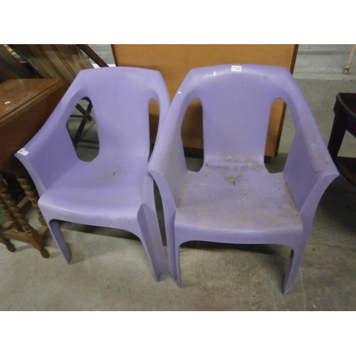 606 - A pair of stacking plastic garden chairs