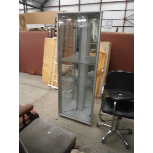 693 - A mirror backed corner cabinet with 2 x glass doors